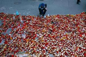 Más de 12.000 personas recuerdan a las víctimas del incendio en Bucarest
