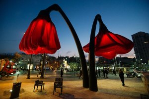 ¡Increíble! Postes de luz en forma de flor que se abren para cubrir a los peatones (Fotos)