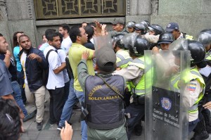 Reprimen protesta de universitarios frente a la Vicepresidencia