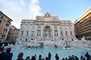 La Fontana de Trevi de Roma recupera su esplendor tras meses de restauración (Fotos)