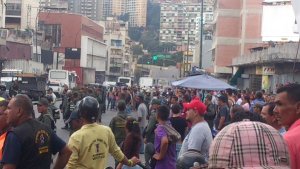GNB confiscó mercancía en Quinta Crespo; comerciantes tomaron la calle (FOTOS)