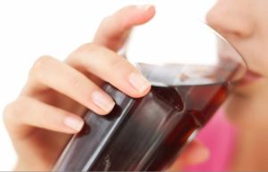 Detectan más riesgo muerte prematura en mujeres que toman bebidas azucaradas
