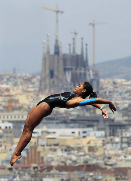  Fotografía de archivo del 24 de julio de 2008 de la saltadora venezolana María Betancourt durante su salto en la semifinal de la plataforma de 10M femeninos en los Campeonatos del Mundo de Natación que se celebran en la piscina municipal de Montjuïc de Barcelona (España). EFE/Andreu Dalmau