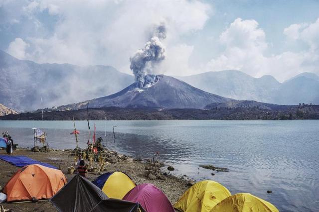 Fotografía facilitada hoy, 4 de noviembre que muestra el volcán Rinjani en erupción en East Lombok (Indonesia) el pasado 26 de octubre de 2015. Las autoridades de la aviación civil de Indonesia cerraron hoy y hasta mañana el aeropuerto de Denpasar, la capital de la turística isla de Bali (Indonesia), por la actividad del volcán Rinjani, en la vecina isla de Lombok. La actividad de Rinjani, un volcán de 3.726 metros de altura, aumentó la semana pasada hasta que estalló ayer y determinó la cancelación durante varias horas de una serie de vuelos del aeopuerto de Denpasar, principalmente los viajes a Australia, Singapur y Hong Kong. EFE/Str