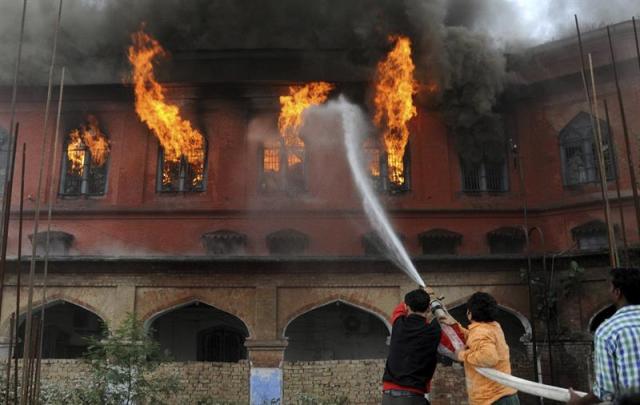 Bomberos intentan extinguir un incendio en la primera planta de una comisaría en Amritsar (India) hoy, 4 de noviembre de 2015. No se ha registrado ninguna víctima en el incendio. EFE/Raminder Pal Singh