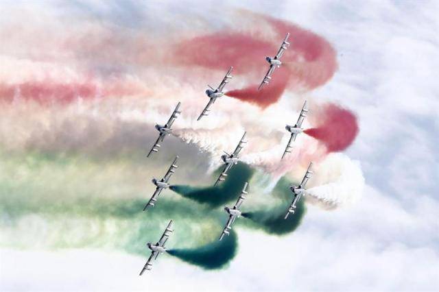 El escuadrón de vuelo acrobático de la Fuerza Aérea Italiana, las Flechas Tricolores, realizan una demonstración con motivo del Día de las Fuerzas Armadas en Roma, Italia, hoy, 4 de noviembre de 2015. EFE/GIUSEPPE LAMI