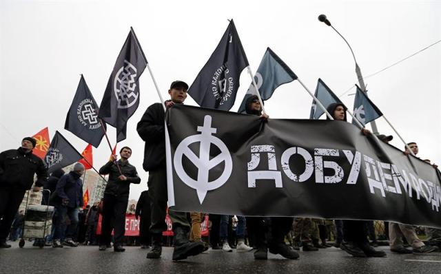 Ultranacionalistas rusos participan en la llamada "Marcha Rusa" en Moscú (Rusia) hoy, 4 de noviembre de 2015, con motivo del Día de la Unidad Nacional. La marcha, que se celebra anualmente, conmemora el Día de la Unidad Nacional que este año conmemora la expulsión de los polacos del Kremlin en 1612. EFE/Yuri Kochetkov