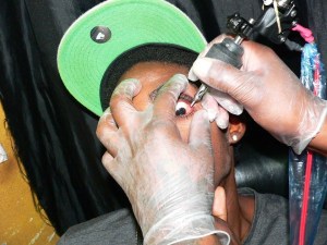 ¿Wtf? La última moda en tatuajes… el globo ocular (Fotos)