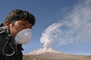 Volcán peruano Ubinas lanza columna de ceniza de 2 kilómetros sobre su cráter