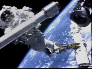 Astronautas estadounidenses emprenden caminata espacial