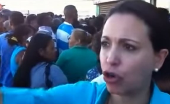 VIDEOS: Ciudadanos desesperados por alimentos defendieron a María Corina ante agresión de chavistas