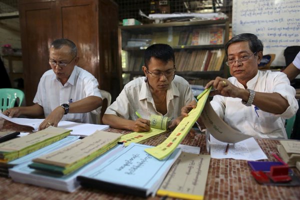 Abren los colegios electorales en los comicios legislativos de Birmania