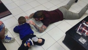 Un peluquero se tiró al piso para cortar el pelo a un niño con autismo y cautiva en Facebook