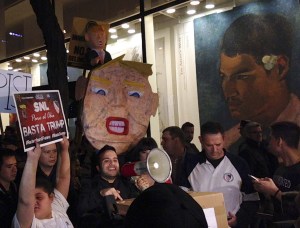 Protestaron en NY por participación de Trump en Saturday Night Live (Fotos)