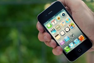 Juez se niega a obligar a Apple a desbloquear iPhone de acusado