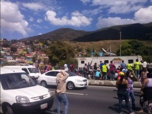Habitantes de El Limón cerraron la Caracas-La Guaira como medida de protesta