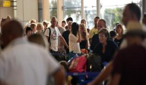 Miles de turistas rusos varados regresan a su país
