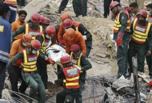 Son 45 los muertos por derrumbe de fábrica en Pakistán, según último recuento
