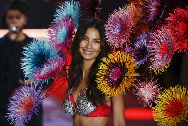 REFILE - ADDING USAGE RESTRICTIONS Model Lily Aldridge presents the $2 million Mouawad Victoria's Secret Fantasy Bra, dubbed the "Fireworks Fantasy Bra" during the 2015 Victoria's Secret Fashion Show in New York, November 10, 2015. REUTERS/Lucas Jackson      TPX IMAGES OF THE DAY      FOR EDITORIAL USE ONLY. NOT FOR SALE FOR MARKETING OR ADVERTISING CAMPAIGNS.