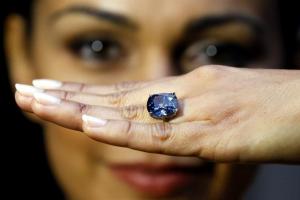 Diamante Blue Moon fue subastado por 43 millones de dólares