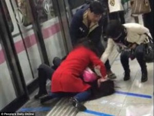 ¡Impactante! Dos mujeres se caen a puños en el metro porque una de ellas no iba rápido (Video)