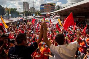 Caravanas y discursos por la revolución encienden la campaña chavista en Venezuela