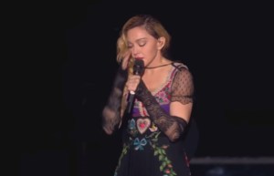 Madonna le peló una lola a una fan súper buenota en pleno escenario (FOTOS)