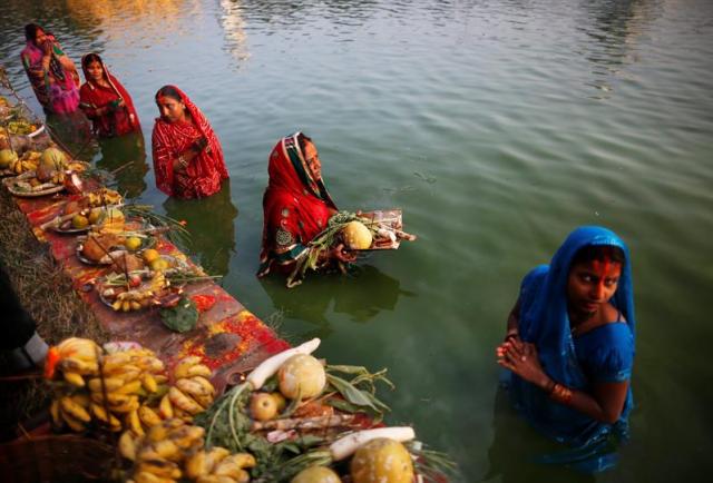 Hindúes participan en los rituales del Festival Chhath en el estanque Ranipokhari en Katmandú (Nepal) hoy, 17 de noviembre de 2015. Los hindúes celebran el festival de Chhath para desear una vida próspera a sus mujeres, maridos y demás miembros de la familia. EFE/Narendra Shrestha