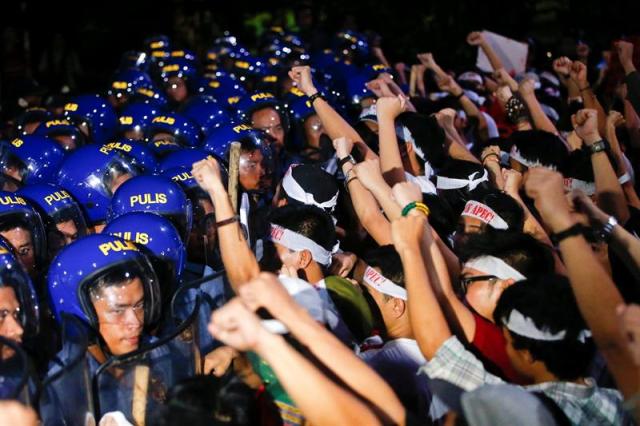 Activistas de la Liga de Estudiantes Filipinos gritan consignas durante unas protestas contra la celebración del APEC en Manila (Filipinas) hoy, 17 de noviembre de 2015. La XXIII reunión de líderes del Foro de Cooperación Asia Pacífico (APEC) comienza mañana en Manila. EFE/Diego Azubel