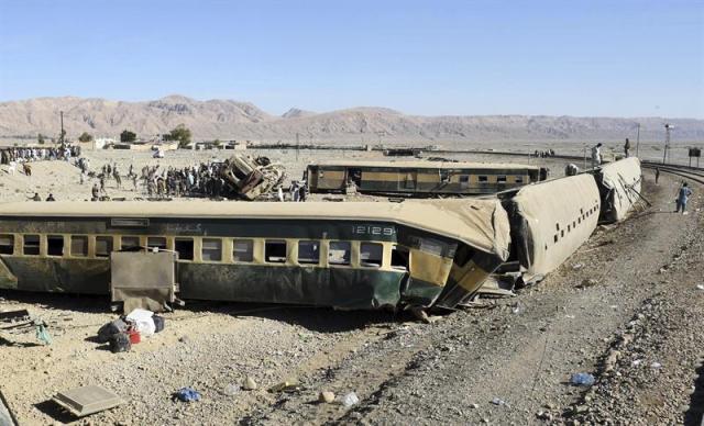 Vista del tren de pasajeros descarrilado en el distrito de Bolan, en la provincia de Balochistan (Pakistán) hoy, 17 de noviembre de 2015. Al menos 13 personas murieron y más de un centenar resultaron heridas hoy al descarrilar un tren de pasajeros en la provincia de Baluchistán, en el oeste de Pakistán, informó a Efe una fuente oficial. EFE/Zahid Hussein