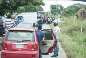 EN VIDEO: Así fue como colectivos rodearon el vehículo donde se trasladaba Lilian Tintori en Cojedes