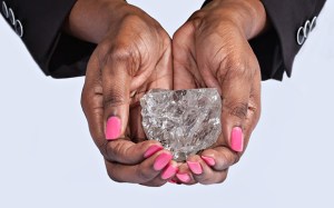 Hallan en Sierra Leona un diamante excepcional de 706 quilates