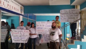 Padre del estudiante Gerardo Carrero se encadenó en la Defensoría del Pueblo en Táchira (Fotos)