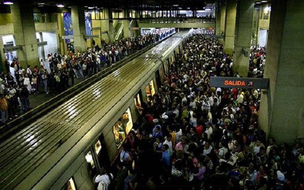 Comenzó la semana con mega retraso en el Metro de Caracas (Video)