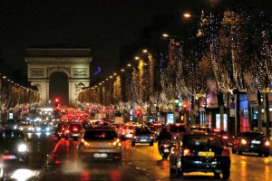¡París no se rinde! Las tradicionales luces de Navidad se encienden (Fotos)
