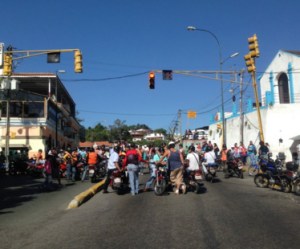 Protesta en El Hatillo mantiene cerrados accesos al pueblo
