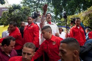 La manera de Maduro de “tirarse a la calle” es con este montón de escoltas (FOTOS)