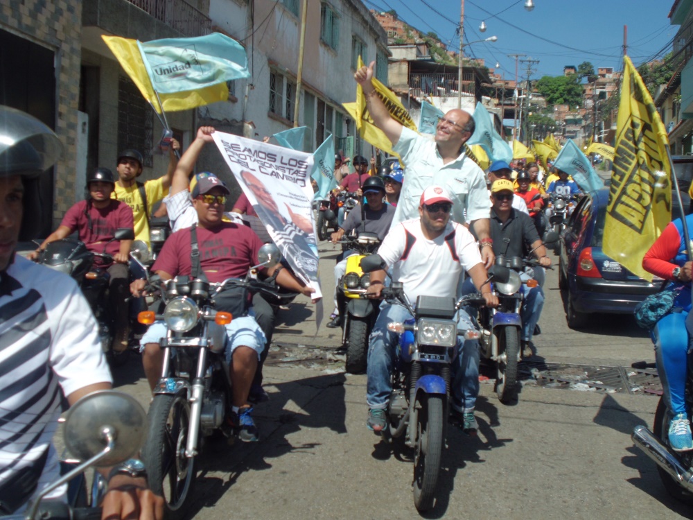 La “caravana del cambio” de la MUD recorrió el circuito 2 de Caracas (FOTOS)