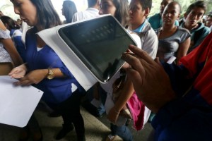 En Higuerote entregaron tabletas solo a estudiantes que prometieron votos al Psuv