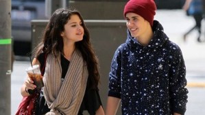 Justin le cayó a serenata a Selena (Video)