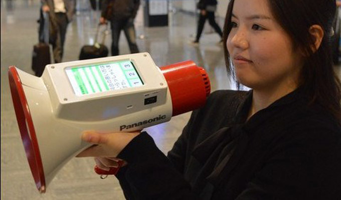 El aeropuerto de Tokyo está probando un megáfono de Panasonic que traduce en otros idiomas