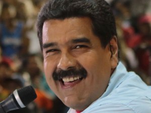 En cadena nacional: Niños “armados” disparando a otros niños, ¿Lopna, Conatel?… Maduro aplaude