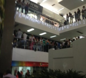 Así protestaron ante la inspección de la Sundde en el Centro Comercial Plaza Las Américas (Videos + Fotos)