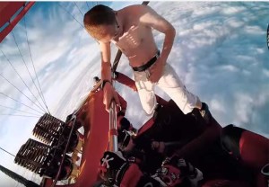 ¿Te atreverías a saltar desde un globo aerostático… sin paracaídas? (Video)
