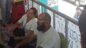 Madre de Jhosman Paredes también se encandenó frente a la Defensoría del Pueblo