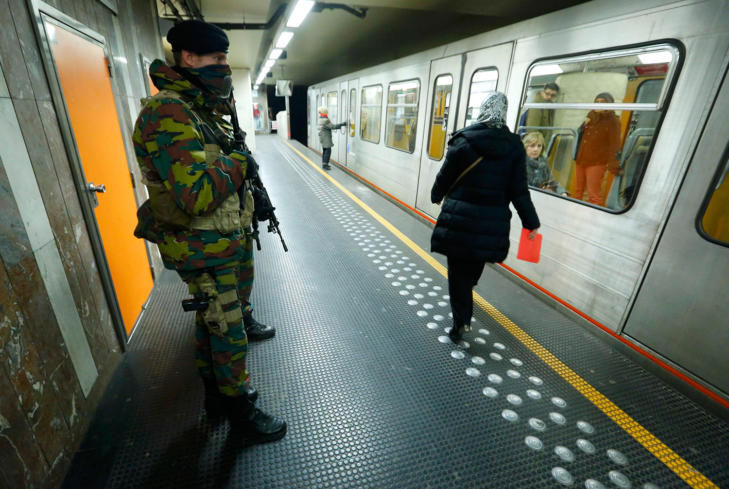 Metro y escuelas vuelven a abrir en Bruselas pese a alerta máxima