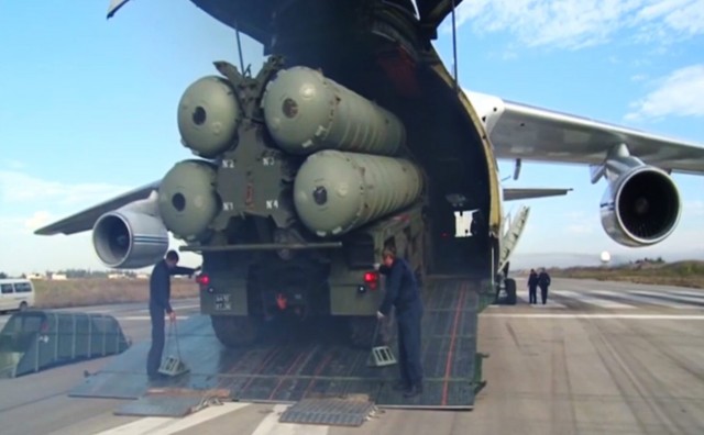 FET56. LATAKIA (SIRIA), 26/11/2015.- Imagen cedida de un video publicado por el Ministerio de Defensa de Rusia hoy 26 de noviembre de 2015, muestra el sistema de misiles de defensa S-400 a su llegada a la base aérea de Hmeymim a las afueras de Latakia (Siria). El gobierno ruso declaró que los misiles fueron desplegados para asegurar la defensa aérea. EFE/OFICINA DE PRENSA DEL MINISTERIO DE DEFENSA RUSO / MEJOR CALIDAD DISPONIBLE /SOLO USO EDITORIAL / NO VENTAS