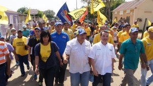 Tomás Guanipa recorre La Cañada de Urdaneta para apoyar a Avilio Troconiz