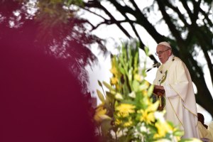 El Papa denuncia la radicalización de jóvenes y la violencia en nombre de Dios