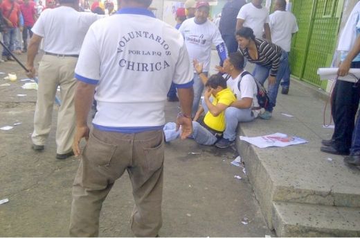 En San Félix, estado Bolívar, grupos de choque del oficialismo agredieron a opositores que esperaban al gobernador Henrique Capriles, este miércoles 